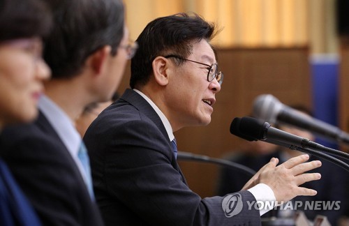 이재명, 김경수 판결에 침묵…"경제·민생에 관심 가져달라"