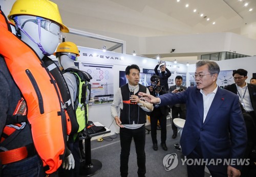 문대통령, 첨단기술에 '휘둥그레'…"굉장한데" "상상의 끝" 탄성