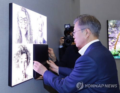 문대통령, 첨단기술에 '휘둥그레'…"굉장한데" "상상의 끝" 탄성