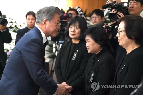 문대통령 "역사바로세우기 잊지않겠다"…對日 원칙대처 메시지