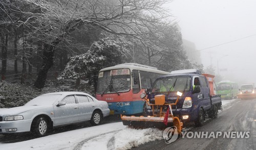 전국 기습 폭설에 '화들짝'…눈길·빙판에 '설설'기고 사고 속출