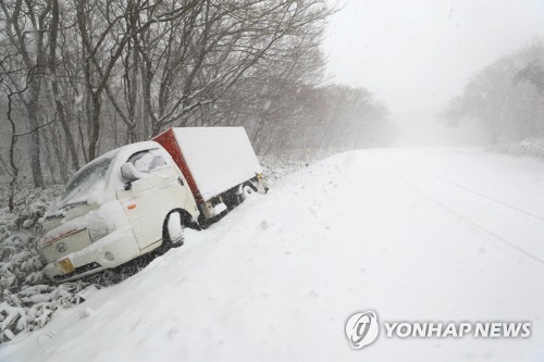 전국 기습 폭설에 '화들짝'…눈길·빙판에 '설설'기고 사고 속출