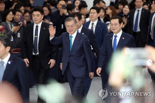 광주시청 시민홀서 울려 퍼진 '파이팅'…광주형 일자리 첫발