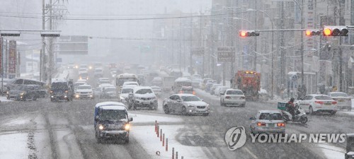 전국 기습 폭설에 '화들짝'…눈길·빙판에 '설설'기고 사고 속출