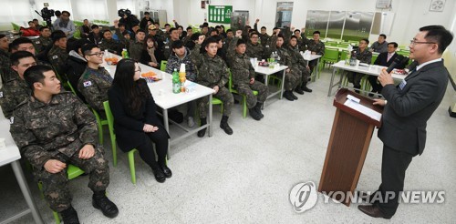 "軍 휴대전화 고립감 해소에 도움…보안사고 염려 없어"