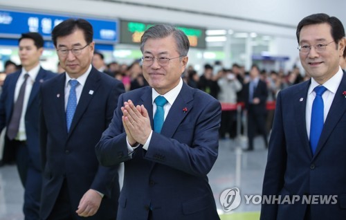 광주서 '일자리 희망' 강조 문대통령…경제행보로 민심 다잡기