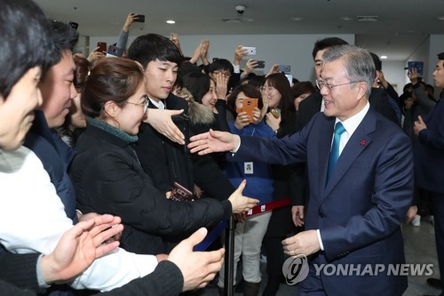 광주서 '일자리 희망' 강조 문대통령…경제행보로 민심 다잡기