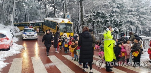 전국 기습 폭설에 '화들짝'…눈길·빙판에 '설설'기고 사고 속출