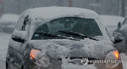 전국 기습 폭설에 '화들짝'…눈길·빙판에 '설설'기고 사고 속출