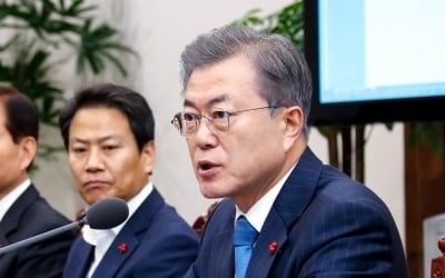 문대통령 "유능한 靑 돼야…국민·기업·여야 등과 전방위 소통"