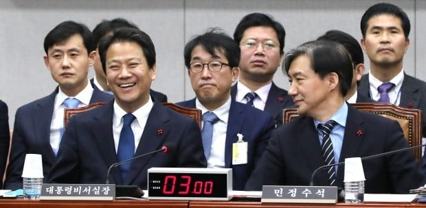 여유로운 임종석 비서실장과 조국 수석 (사진=연합뉴스)