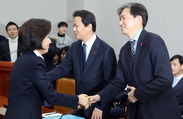 나경원 원내대표와 인사하는 임종석 실장과 조국 수석 (사진=연합뉴스)