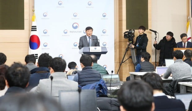 노태강 문화체육관광부 제2차관이 지난 9일 오전 서울 종로구 정부서울청사 별관에서 열린 빙상 조재범 전 코치 심석희 성폭행 파문 관련 브리핑에서 후속 대책을 발표하고 있다.(사진=연합뉴스)