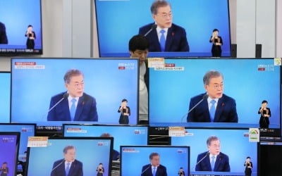 문재인 대통령 "기업 규제 혁신…사회적 합의 우선돼야"