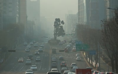 고농도 미세먼지 폭풍…실외 '한적', 실내 '북적'