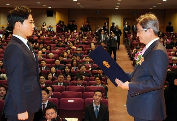 14일 오후 경기도 고양시 장항동 사법연수원 대강당에서 열린 제48기 사법연수생 수료식에서 김명수(오른쪽) 대법원장이 시상하고 있다. 사진=연합뉴스