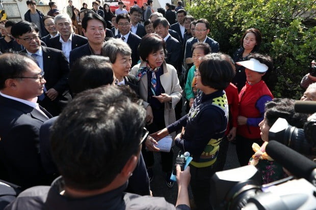 사진은 지난해 10월 25일 전남 목포에서 이뤄진 국회 문화체육관광위원회 현장 국감에서 재개발 사업 조합원으로부터 항의받는 손 의원의 모습 (사진=연합뉴스)