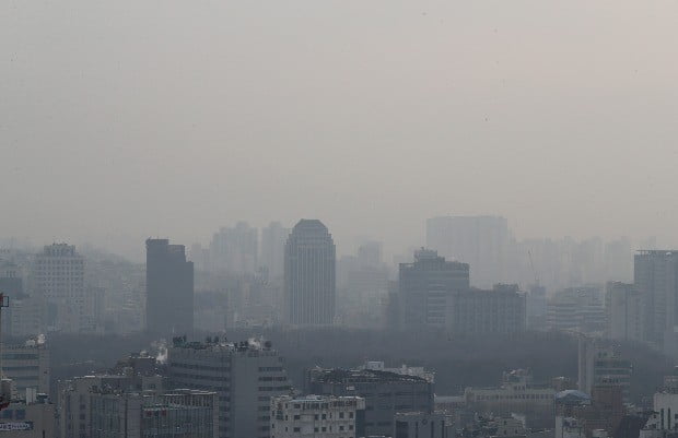 19일 오전 '초미세먼지 나쁨' 상태의 서울 하늘. / 사진=연합뉴스