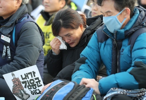  19일 오후 서울 광화문 광장에서 열린 민주노총 전국 노동자대회에서 고 김용균 씨 어머니 김미숙씨가 눈물을 흘리고 있다. (사진=연합뉴스)