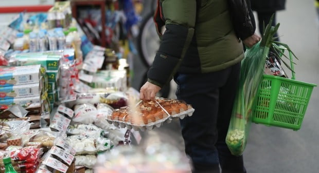 지난 22일 오후 서울 망원시장에서 설 차례상을 준비하는 시민들이 장을 보고 있다. / 사진=연합뉴스