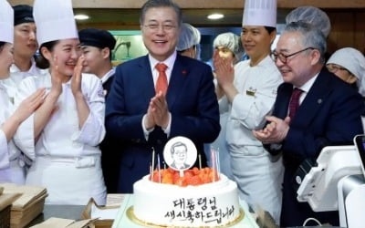 대전 현장에서 깜짝 생일 축하 받은 문 대통령