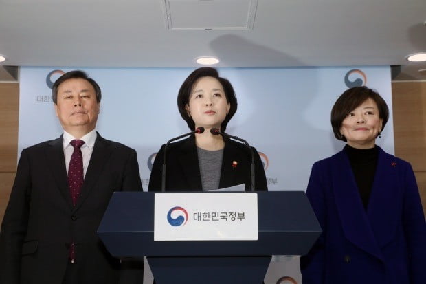 도종환 문체부 장관과 유은혜 카지노 정팔 장관, 진선미 여가부 장관(왼쪽부터)이 25일 오전 정부서울청사에서 성폭력 등 체육계 비리 근절대책 합동브리핑을 하고 있다.(사진=연합뉴스)