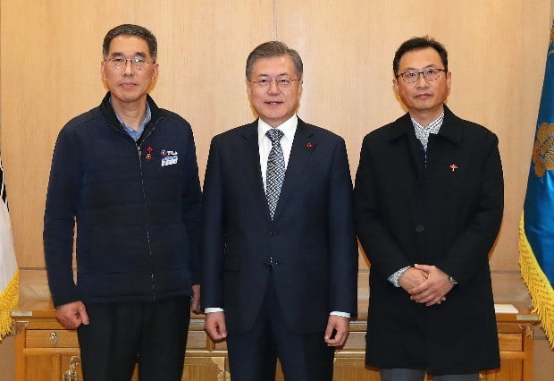 김명환 민주노총 위원장(맨오른쪽), 김주영 한국노총 위원장(맨왼쪽)과 만난 문재인 대통령. / 사진=연합뉴스