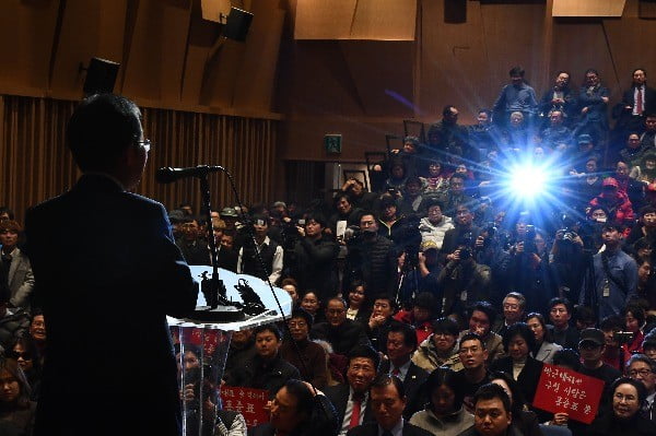 다음 달 열리는 자유한국당 전당대회에서 당 대표에 출마할 것으로 알려진 홍준표 전 대표가 30일 오후 서울 여의도 The K 타워에서 열린 '당랑의 꿈' 출판기념회에서 인사말을 하고 있다. 연합뉴스