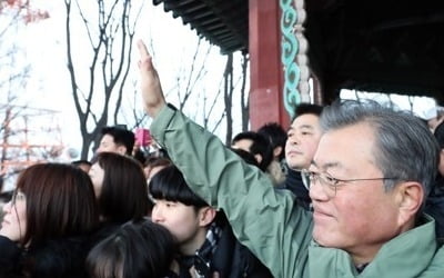 문대통령, 의인들과 해맞이 등반…"황금돼지 해, 풍요 가득하길"