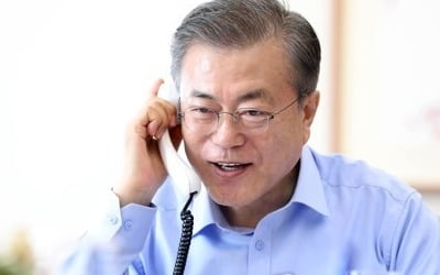 문대통령, 애국지사·김아랑 선수 등 각계인사 10명과 신년통화