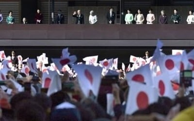 일왕, 신년인사서 "세계 안녕 기원"…아베는 '긍지있는 日' 강조