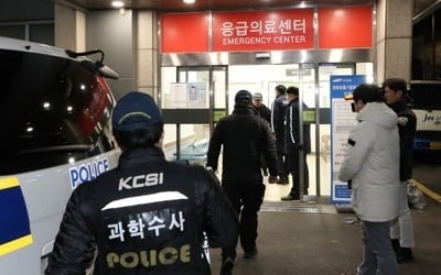 '진료 의사 살해' 30대 영장심사 출석…범행 동기 '묵묵부답'