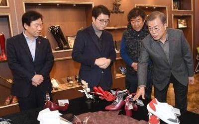 문 대통령, 성수동 수제화 거리서 구두 맞추고 청년 창업자 격려