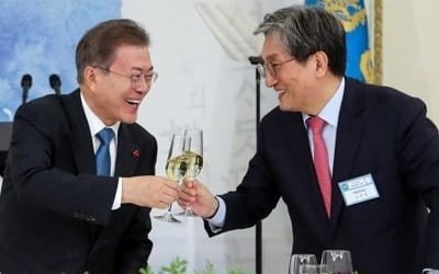 문대통령 "비서실장도 경제계 인사 만나야…투명하고 당당하게"