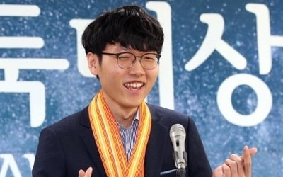 신진서, 중국 1위 커제 상대로 첫 세계대회 우승 도전