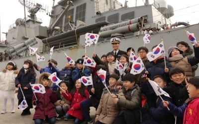 韓해군함, 환영 속 상하이 입항…'사드갈등' 후 첫 中 기항