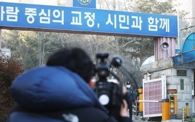 경찰, '성폭행 혐의' 조재범 첫 피의자조사…혐의 인정하나