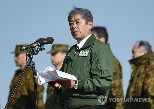 한국 보란 듯…日방위상 초계기 기지 방문 "감시활동 계속" 지시