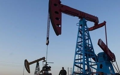 국제유가, 베네수엘라 제재에 상승…WTI 2.5%↑