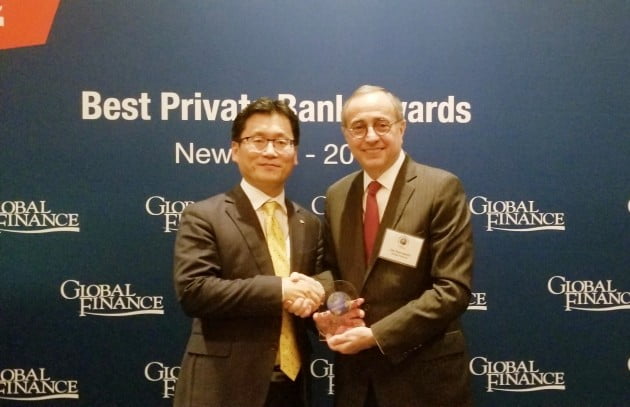 KB국민은행은 지난 5일(현지시간) 미국 뉴욕 소재 ‘하버드 클럽(The Havard Club)’에서 개최된 'Best Private Bank Awards 2019' 시상식에서 대한민국 최고 PB은행으로 선정됐다. (왼쪽)류영준 KB국민은행 뉴욕지점장의 모습.