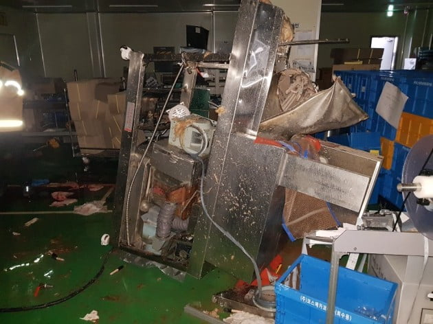 8일 오후4시5분께 인천 남촌동에 있는 화장품 제조공장에서 화재가 발생해 4명이 중상을 입었다. 인천소방본부 제공
