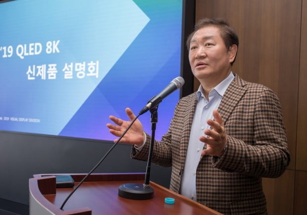 [현장+] "QLED TV, OLED에 완승"…한종희 삼성전자 사장의 승부수