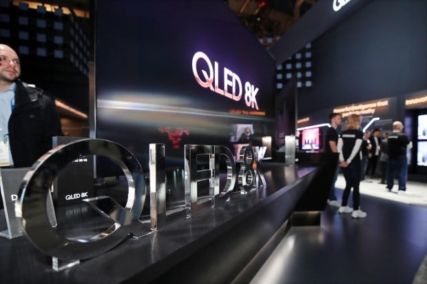 [현장+] "QLED TV, OLED에 완승"…한종희 삼성전자 사장의 승부수