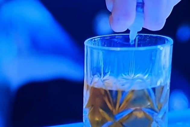클럽에서 한 여성의 술에 몰레 물뽕을 타서 마시게 하는 장면 _ 출처 영화 '아저씨' 