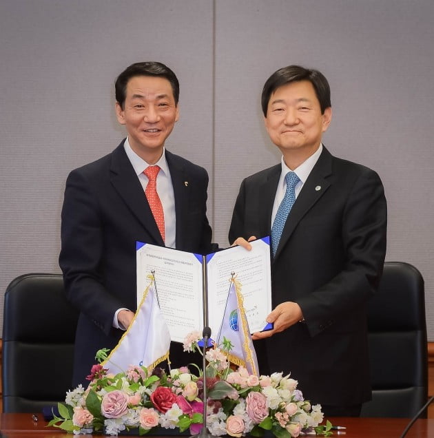 왼쪽부터 권용원 금투협회장과 허경구 한국해외인프라도시개발지원공사 사장