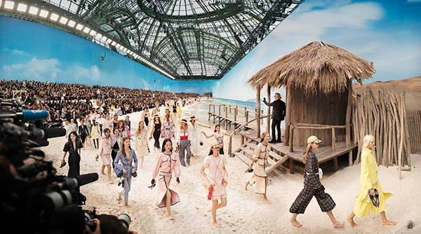 지난 10월 프랑스 파리 그랑팔레에서 진행된 2019 S/S 패션쇼에서 라거펠트는 해변 콘셉트를 선보였다.