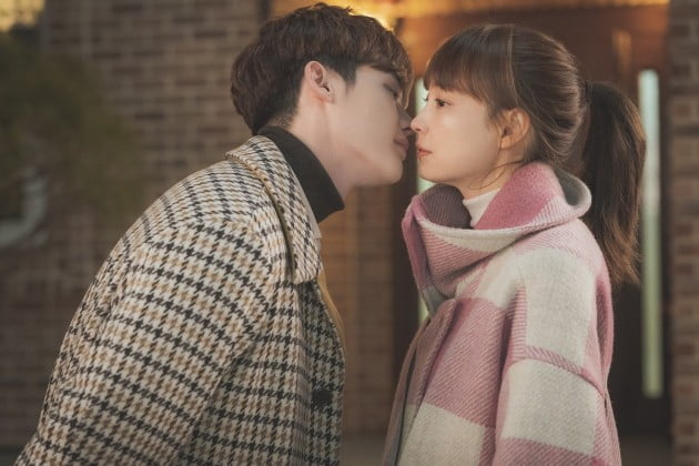 tvN ‘로맨스는 별책부록’에 출연 중인 배우 이나영과 이종석/사진=tvN 제공