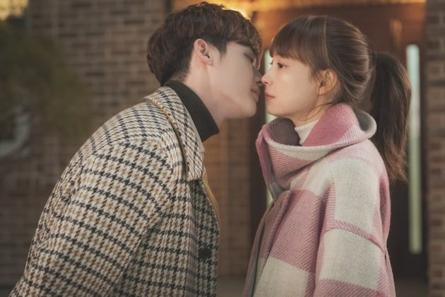 '로맨스는 별책부록' 이나영♥이종석, 키스 임박…드디어 로맨스 꽃길?