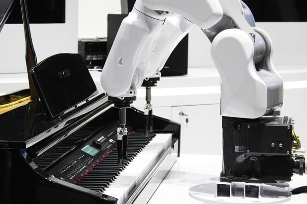 중국 통신장비회사 ZTE는 피아노와 드럼을 합주하는 '로봇 뮤지션'을 전시해 눈길을 끌었다.  이 제품은 힘, 속도, 템포를 정교하게 조절해 수준 높은 연주가 가능하다.