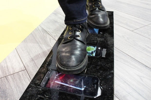 캐터필러는 러기드(Rugged) 스마트폰 4종을 전시했다. 캐터필러는 신제품의 내구성을 강조하기 위해 전시장 바닥에 제품을 관람객들이 밟고 다닐 수 있게 했다.